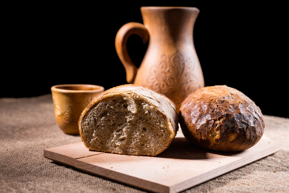 Pain et cruche sur une table
